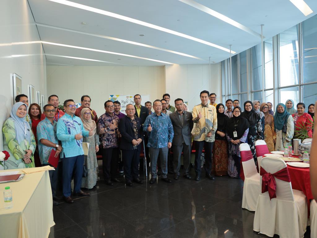 14.09.2023 | Majlis Penyerahan SST, Dokumen Kontrak secara 2 Dalam 1 &amp; Surat Pelantikan Pegawai Penguasa  Pengarah JKR Kelantan bagi Projek Pembinaan Mahkamah Baharu Bachok, Kelantan

@MOWorks 
<a href="/IPJKR_Official/">JKR Malaysia Rasmi</a> 
<a href="/irahmadredza/">Ahmad Redza Ghulam</a> 
<a href="/TkpkrBangunan/">PEJABAT TKPKR (Sektor Bangunan)</a> 
<a href="/Ar_Azman_5167/">Ar AzmanHashim</a>