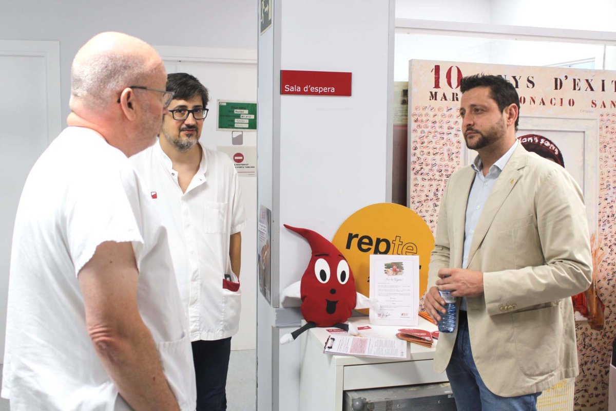 hjoan23's tweet photo. #Bondia l'alcalde de #Tarragona, Rubén Viñuales @rvinualestgn @donarsang a l'@hjoan23 en suport de la Marató de Sang de Santa tecla 2023 @SantateclaTGN #msangtgn.
t'esperem a la marató de dissabte🩸1⃣6⃣ de setembre al 🎭#TeatreTarragona @TGNAjuntament #DonaSang #ComparteixVida https://t.co/m0W7md7rd4