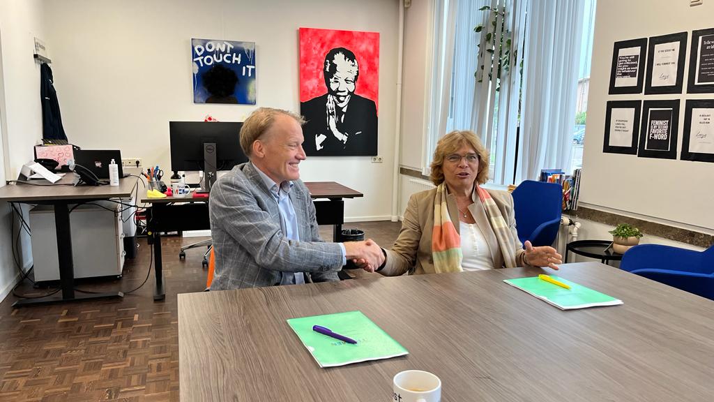 Op 12 september tekenden Truus Vaes, voorzitter college van bestuur IRIS en Ewoud van der Sluis, directievoorzitter HEVO het contract voor het projectmanagement voor de nieuwbouw van Vakcollege Thamen.
ap.lc/6tfBq
