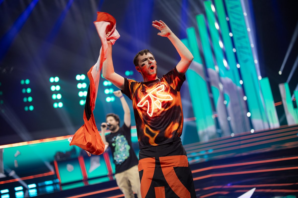 alwaysfnatic's tweet photo. Big shoutout to our two hypemen @FNCPeuyer and @DefNotJordi who brought the hype to Montpellier on stage and in the crowd! 🔥

It was not an easy task but you both excelled and represented the Black and Orange! 🖤🧡

#ALWAYSFNATIC https://t.co/qGaviCnzeI