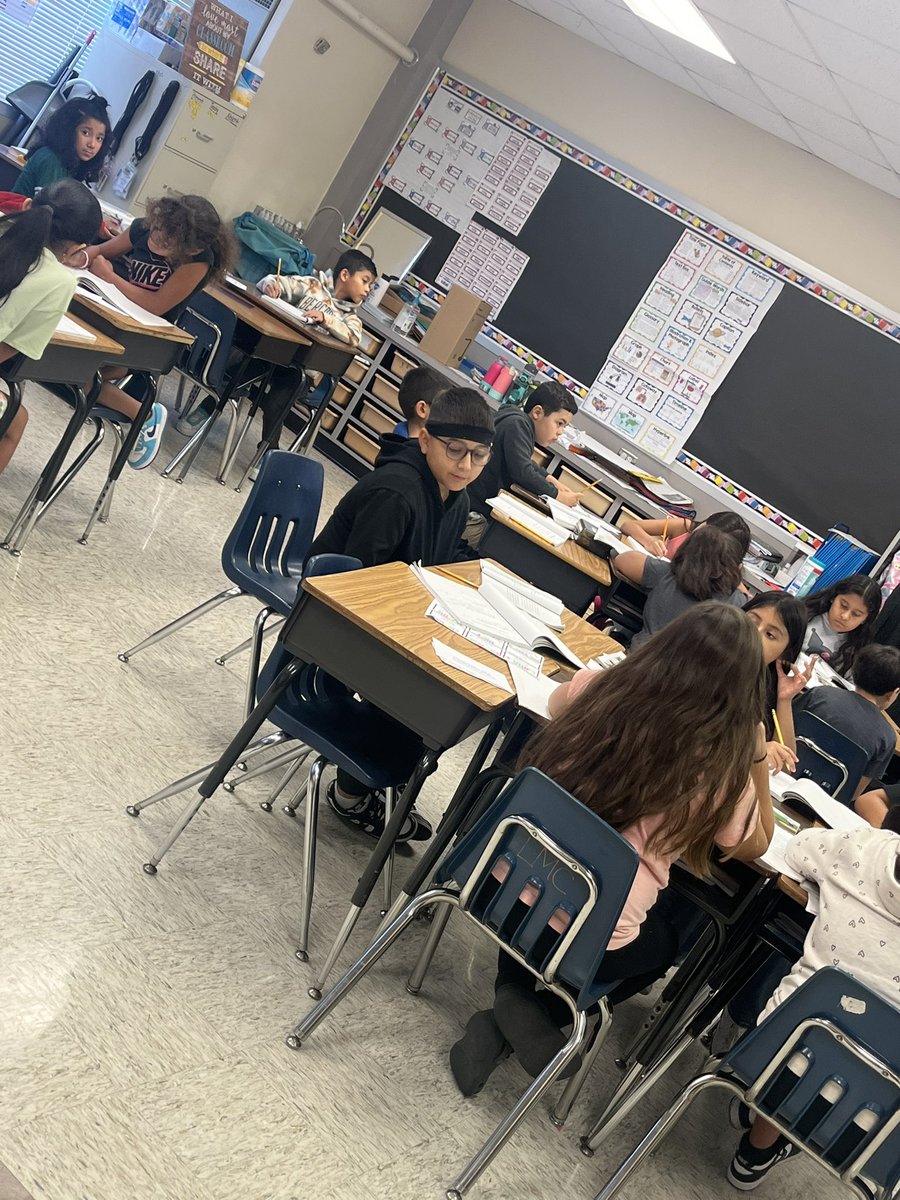 powerangels01's tweet photo. Lesson 3.. @carpioteach students engaged, and staying focused! @RicardoPequeno1 @MsRosalesMEd @DrWynneLaToya https://t.co/6j6vrZWbkl