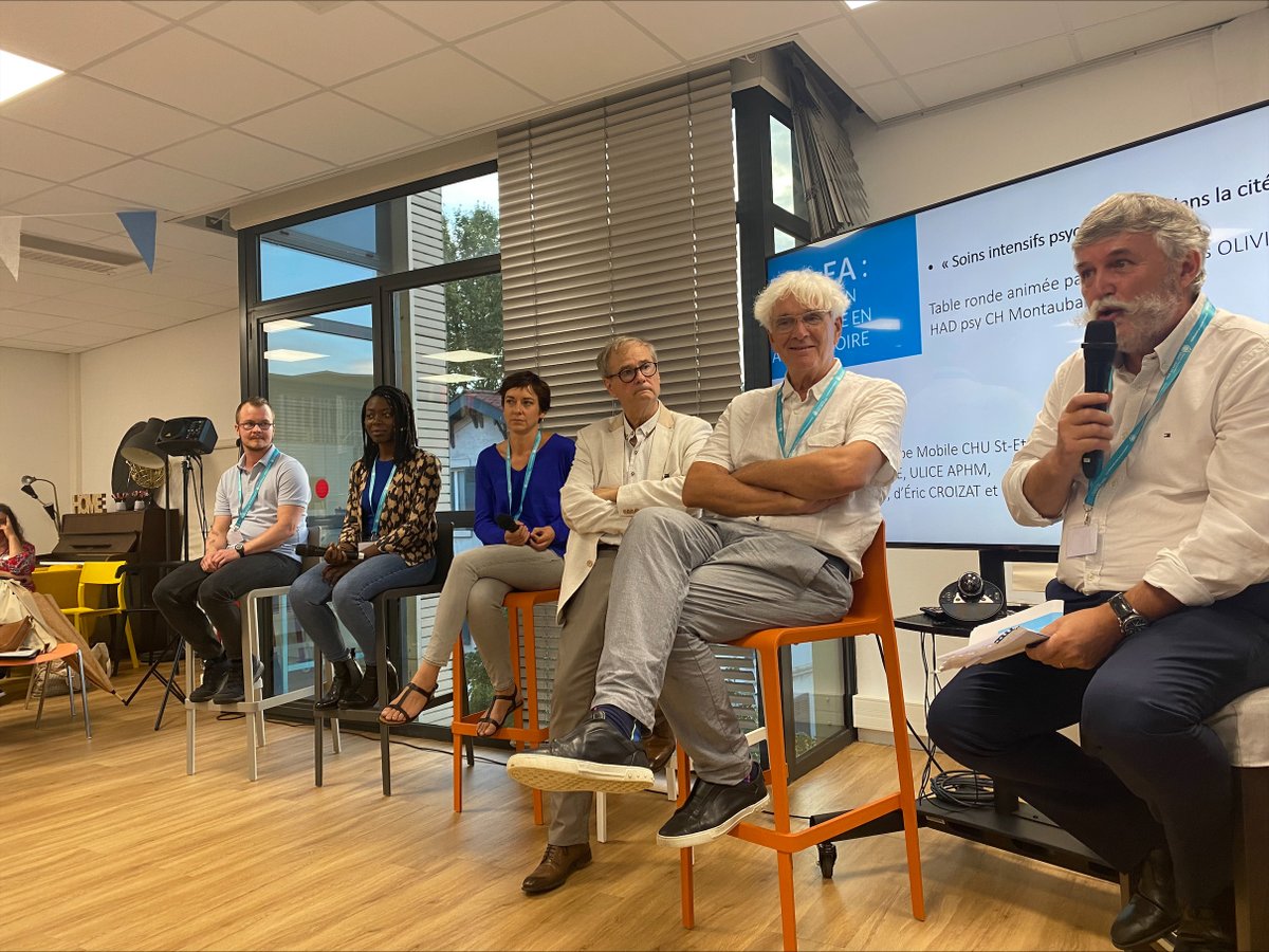 SanteM_EPSMlmCC (@santem_epsmlmcc) on Twitter photo 🎙️ Le Dr Jean-Luc Roelandt, directeur adjoint du CCOMS, est intervenu au CH Saint Jean de Dieu (<a href="/FondationARHM/">ARHM</a>) à Lyon, pour discuter d'une psychiatrie "hors les murs"  à l'occasion du lancement de l'équipe mobile RéCréA. 
#santémentalecommunautaire 🎙️ Le Dr Jean-Luc Roelandt, directeur adjoint du CCOMS, est intervenu au CH Saint Jean de Dieu (<a href="/FondationARHM/">ARHM</a>) à Lyon, pour discuter d'une psychiatrie "hors les murs"  à l'occasion du lancement de l'équipe mobile RéCréA. 
#santémentalecommunautaire