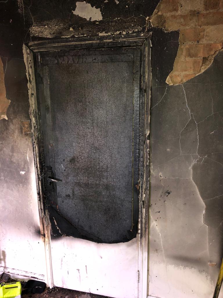 🚪 #DoorSafety: Keep doors closed, especially overnight or if you go out to prevent the spread of fire and smoke. You can see from the pictures below, taken by our crews that attended this fire earlier in the year, what a difference it can make! #CloseTheDoor