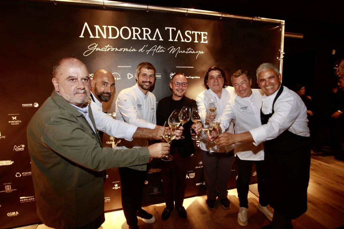 “Alineación” de lujo en la cena oficial de @AndorraTaste en @diamantandorra una cena de estrellas a “10” manos, con #JoanRoca @CanRocaCeller @benitogomezbece @NanduJubany @gaston_acurio y el suizo 3* #svenwassmer en Memories #Suiza
@comuee @andorraworld_ad @VocentoGastro