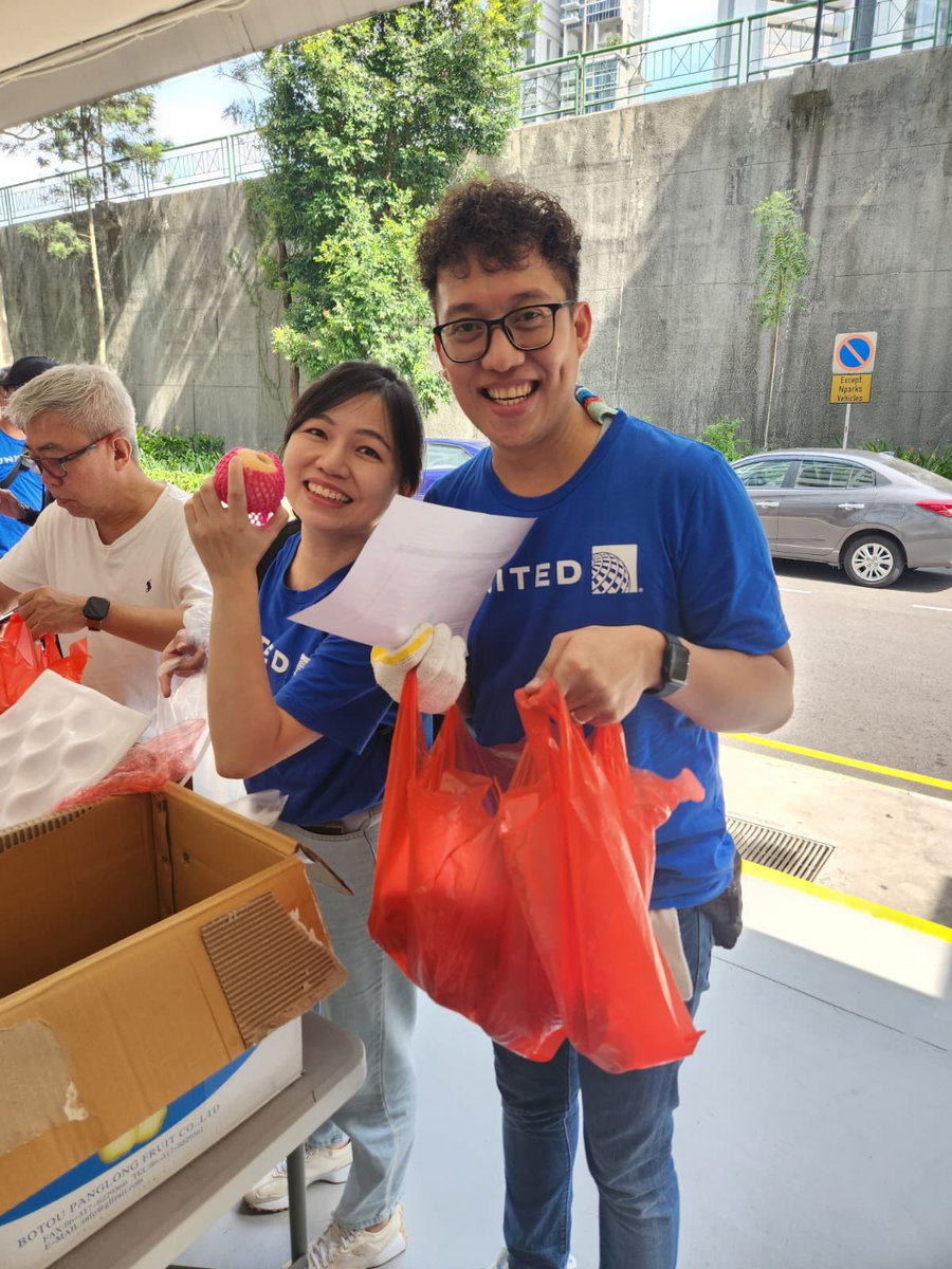 💙💙 Team United 🇸🇬 supporting Touch Home Care for ‘meals-on-wheels’ delivering meals (and 💙💙💙) to needy families in our community. #septemberofservice #goodleadstheway @weareunited #beingunited @sam_shinohara