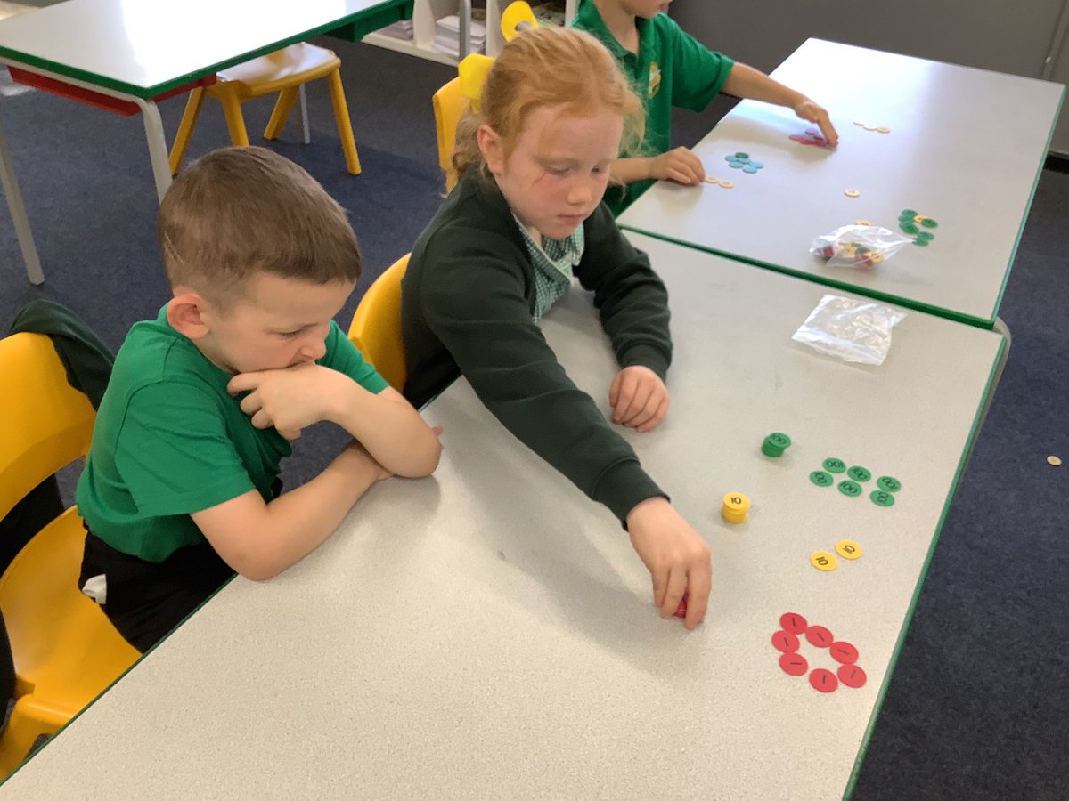 Wye_WPA's tweet image. Using counters to represent place value of numbers up to 1000 this morning. #WatersideMaths