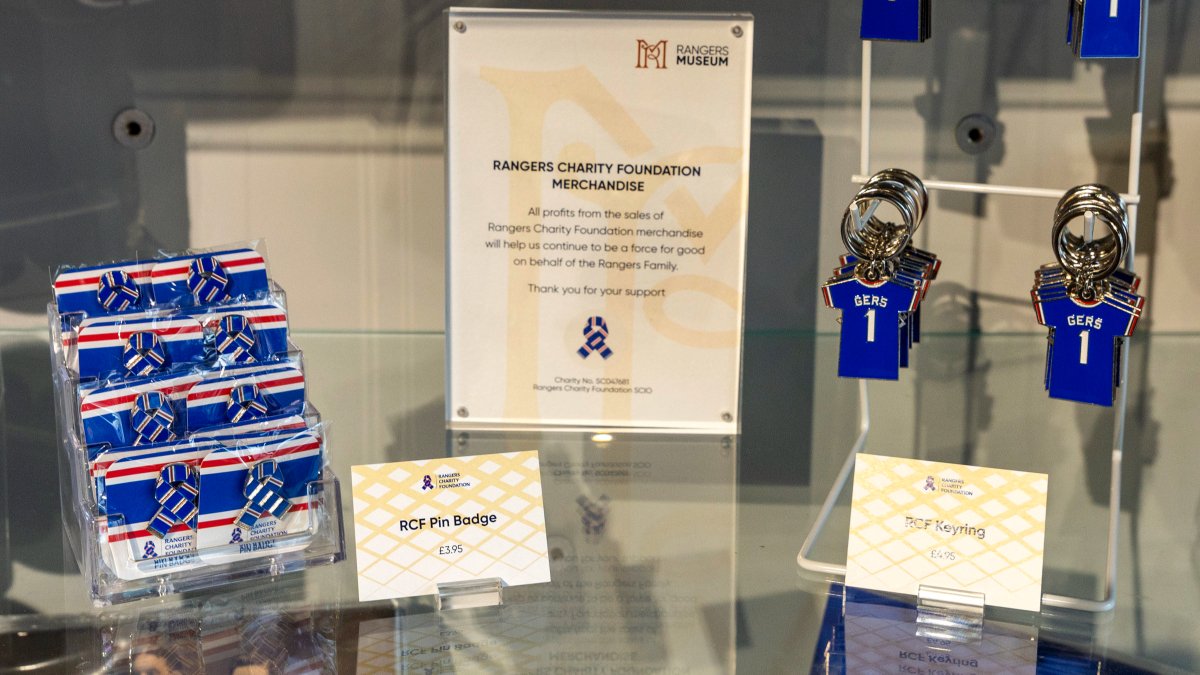 📌🔑Our BRAND NEW pin badges and keyrings are now available in the @RangersFC Museum shop at @EdmistonHouse! If you're in New Edmiston House, then why not pick up a badge or keyring and support your Foundation!💙