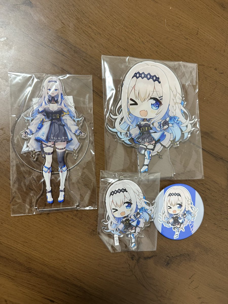 siraho_Lillian's tweet image. 仲良くさせてもらってるLiPEちゃんのグッツ全部届いたー！
ちびりぺちゃん…でかいぞ！
#LiPE