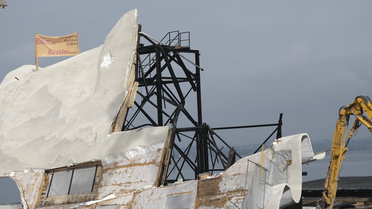 #baustellentagebuch: Der große Bagger arbeitet sich durch Beton, Holz und die Stahlkonstruktion. Erstaunlich, wie sich die Stahlträger verbiegen lassen.