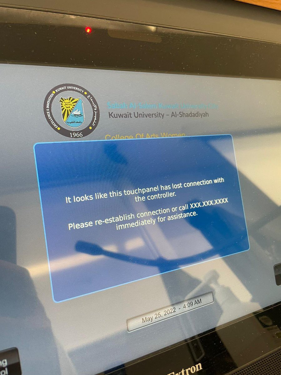 بعد الانتهاء من قضية اختلاط الجامعة، نرجوا الالتفات لقضية تعطل القاعات الدراسية منذ ما يقارب عامين. مباني كلية الآداب في الحرم الجامعي الجديد تحديداً تكاد تخلو من قاعة تعمل بشكل سليم.
في تخصصنا استخدام وسائل العرض المرئية أساسي وجزء رئيسي من عملية التدريس والتدريب.
واضطر كثير من