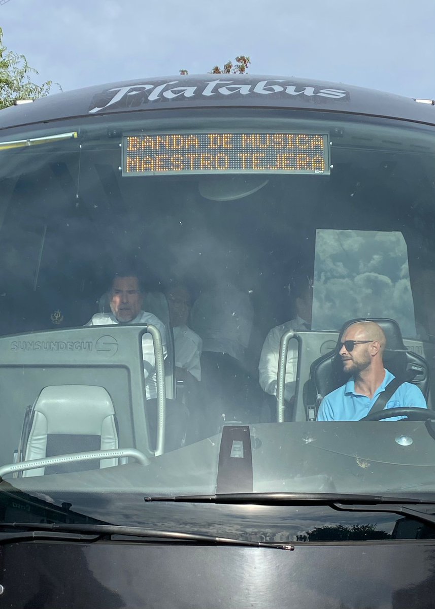 GRayoVictor's tweet photo. Yo entiendo vuestros nervios cuando llegan al estadio los equipos de fútbol que queréis. 
Pero la llegada de autobús que me causa repeluco a  mí es otra...

📸 @javier_prieto_m https://t.co/AXBRveHMxy