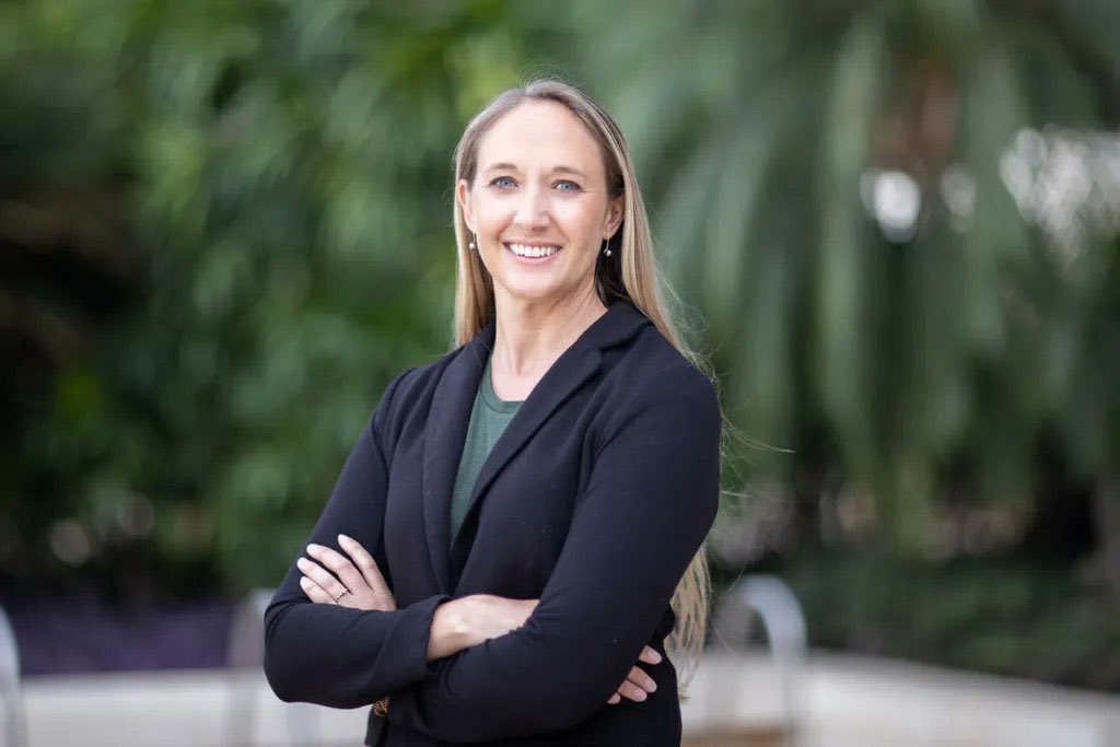 Introducing assistant Professor of Marine Science Dr Maggie Johnson (@MaggieDJohnson )🧜🏻‍♀️ our fearless leader She has devoted her career to tackling the question: “how are humans altering the face of coral reefs?”🪸