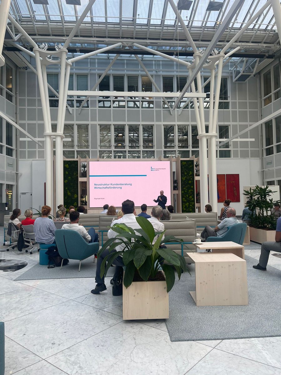 PR_ibb's tweet photo. @BerlinPartner meets IBB.
Am Dienstag kamen die Kolleg:innen aus den Bereichen #Förderung, #Finanzierung, #KeyAccount, Ansiedlungsgeschäft, Berliner Bezirke & #Startups zu uns ins Atrium.
Unser Ziel: die #Dienstleistungen für Berliner Unternehmen bedarfsgerecht anzubieten. https://t.co/ok2e9gL06h