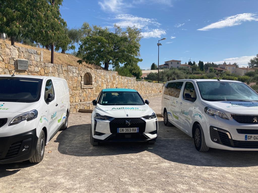 A Fayence pour le 1er service d'autopartage rural de France ! 🚙 ⚡️ 𝟭𝟱 𝘃𝗲́𝗵𝗶𝗰𝘂𝗹𝗲𝘀 𝗳𝗮𝗯𝗿𝗶𝗾𝘂𝗲́𝘀 𝗲𝗻 𝗙𝗿𝗮𝗻𝗰𝗲 𝗲𝘁 𝟭𝟬𝟬% 𝗲́𝗹𝗲𝗰𝘁𝗿𝗶𝗾𝘂𝗲𝘀 seront mis à la disposition des 29 000 habitants du territoire et des associations locales. #EnsembleOnYArrivera