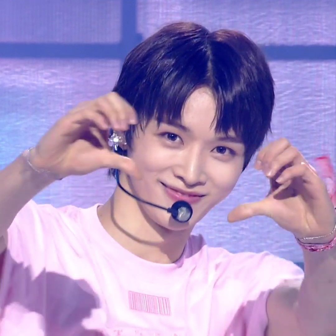 jsc_pics's tweet photo. sungchan get a guitar ending fairy day ver. 🫶🏻 https://t.co/GOEDnuY4bD