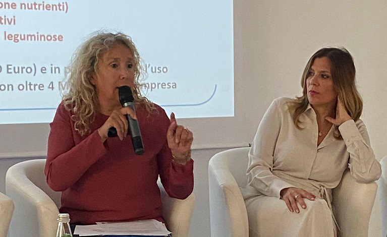 <a href="/AlePesce_mipaaf/">Alessandra Pesce</a> ha ricordato l’importanza della risorsa suolo nelle attività di ricerca del CREA, con una specifica attenzione alla PAC e alle sfide del Carbon Farming, evidenziando la centralità dell’agricoltura 
 #tuttigiuperterra con <a href="/ISPRA_Press/">ISPRA - Ist. Sup. Protezione e Ricerca Ambientale</a>