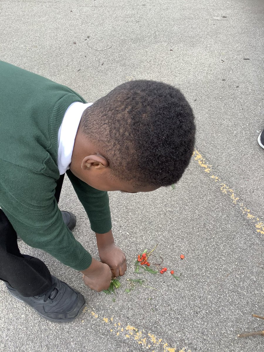 GGAYEAR3's tweet photo. Year 3 became Stone Age artists yesterday afternoon. We used natural resources to create our pictures. 🌿🍂🍃🌳 https://t.co/uTZd3JCfoB