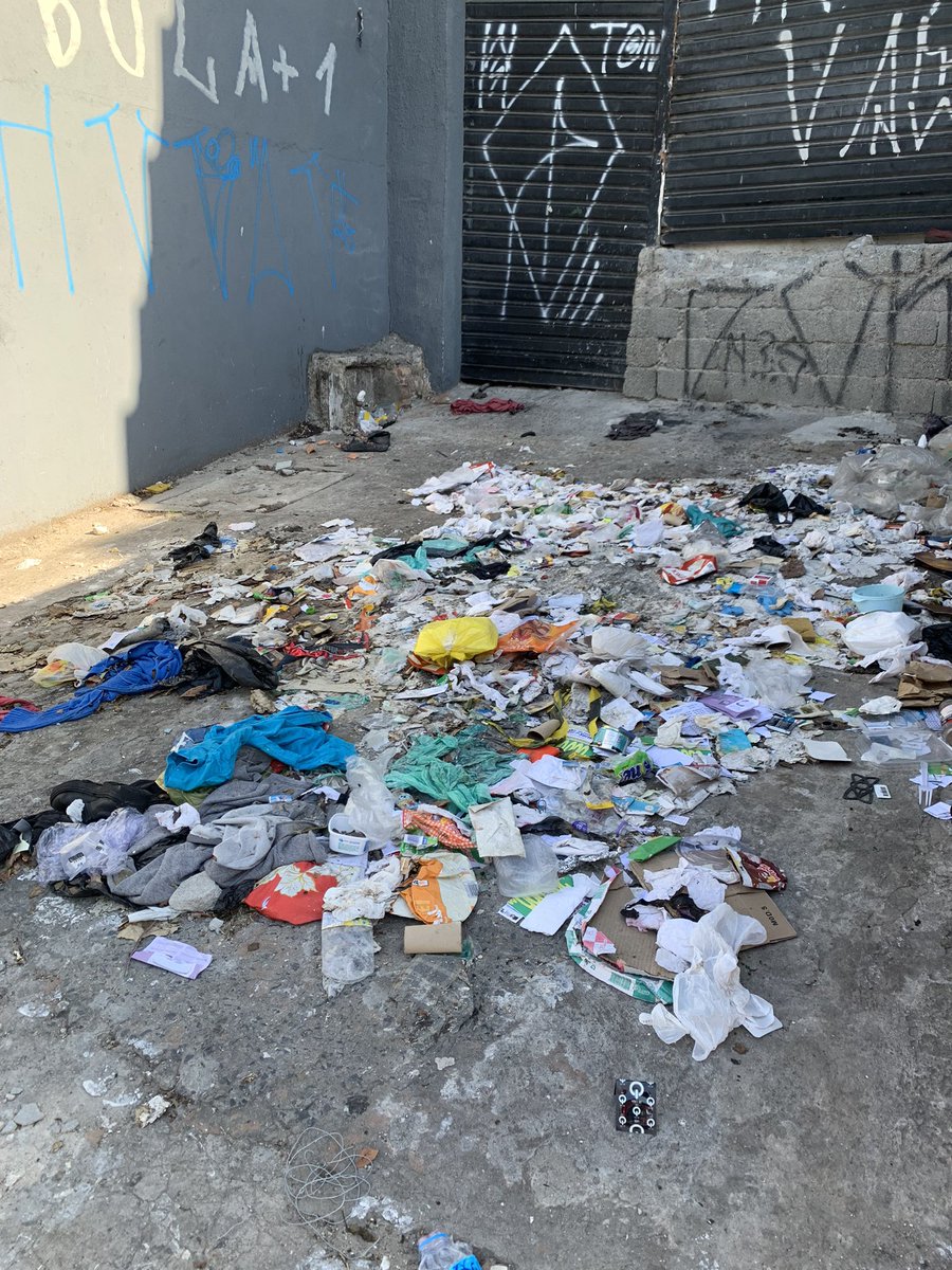Marciamdfe's tweet photo. #bdsp bom dia Rodrigo Jabaquara está abandonada isso é ao lado da UBS faz mais de um mês que está assim o cheiro está horrível e ao lado está pior da minha casa até o metrô o lixo está de mais https://t.co/Ld39KiJ3XA