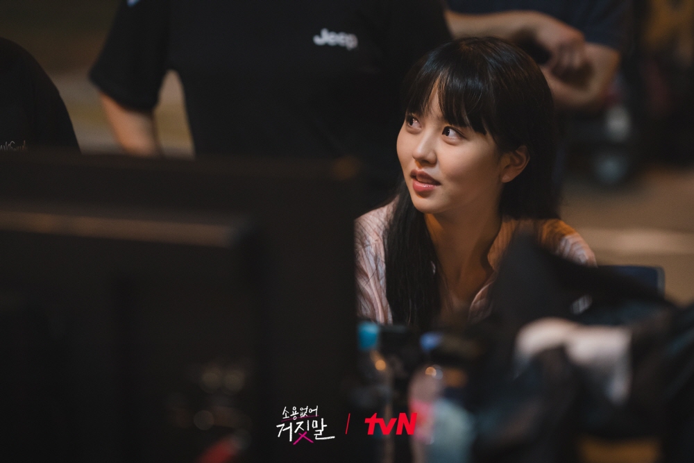 13-14화 비하인드 스틸📸

상상도 못한 정체 ㄴ😲ㄱ
대혼란 그 자체였던 살인사건의 진범!

도주하던 득찬을 쫓던 중 일어난 사고💥
폭발의 여파로 솔희에게 이명이 찾아오고
다시 한번 혼란에 빠지는데...!

더 많은 스틸은 tvN 공식 홈페이지로~🔮

<소용없어 거짓말>
[월화] 저녁 8:50 tvN