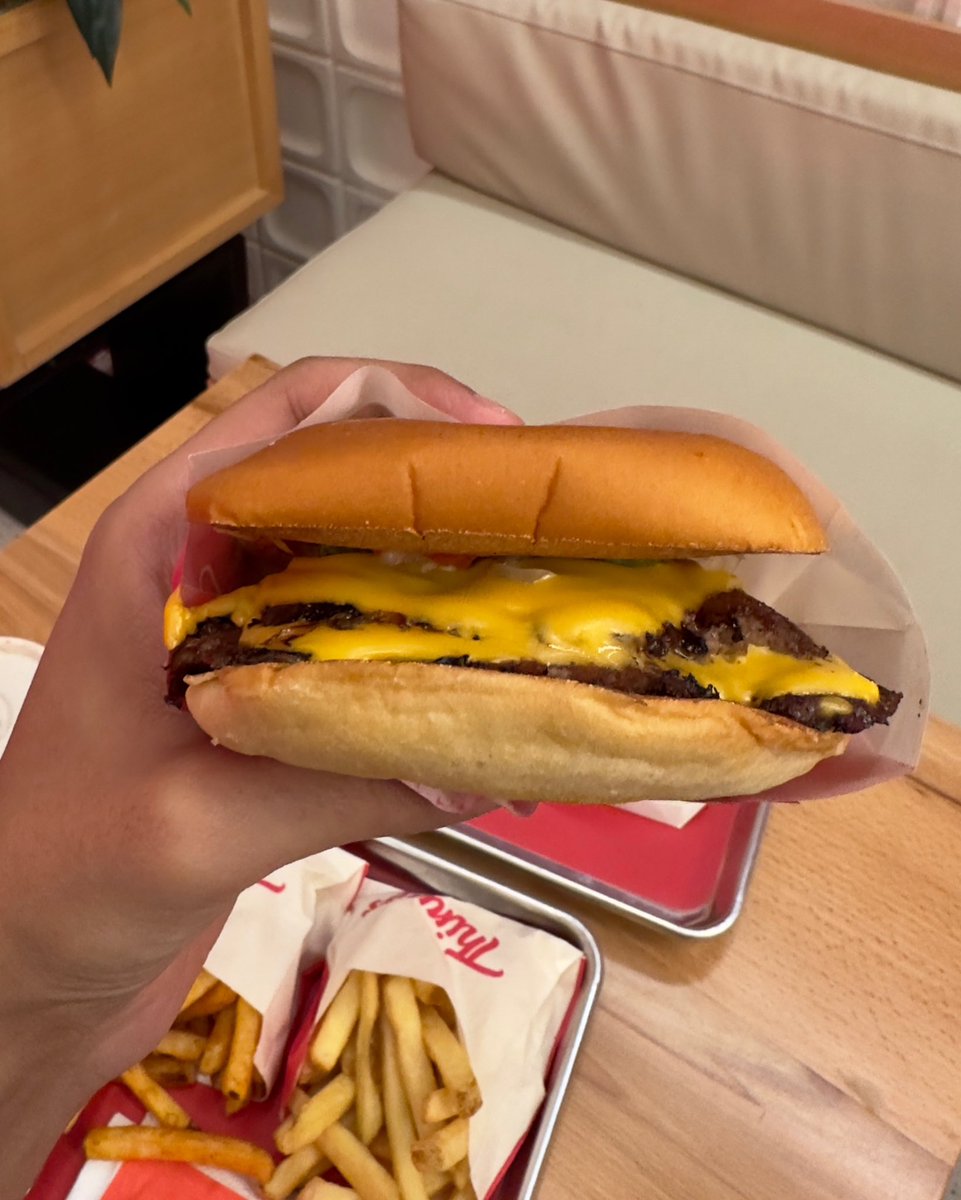 Thinnies - ثينيز 

مطعم جاينا من الكويت 
للرياض بفرعهم الاول 🇰🇼🤩

يقدمون ثلاث انواع من البرجر 🍔
اوريجنال - سلايسر - فريش

ونوعين من البطاطس 🍟🥔
كريسبي - مقلية
عندهم الشيكرز لذيذذ🤩❤️‍🔥
اوريو - فانيلا - شوكلت 

جلسات داخلية وخارجية 
تناسب الافراد والعائلات ❤️‍🔥

📍السليمانية -