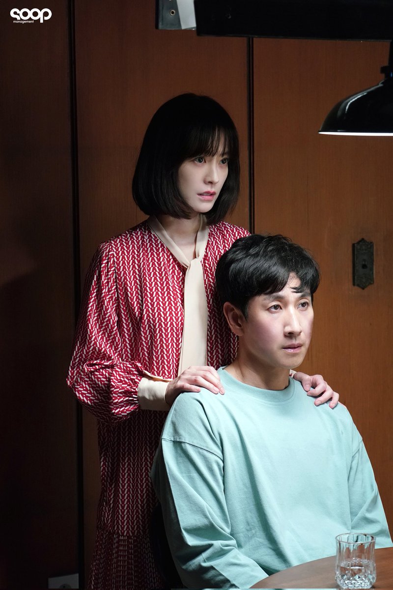 _piccan's tweet photo. 영화 <잠> 포스터 촬영 비하인드 📷

현수 사진도 올려준 숲블리 감삼다🙇🏻‍♀️

매니지먼트 숲 포스트 보러가기😴
👉🏻 https://t.co/CWnqVZw9Fi

#이선균 #leesunkyun
#정유미 #영화 #잠 #sleep
#유재선감독 #9월6일개봉 #많관부 https://t.co/WK9Tm0O9vx