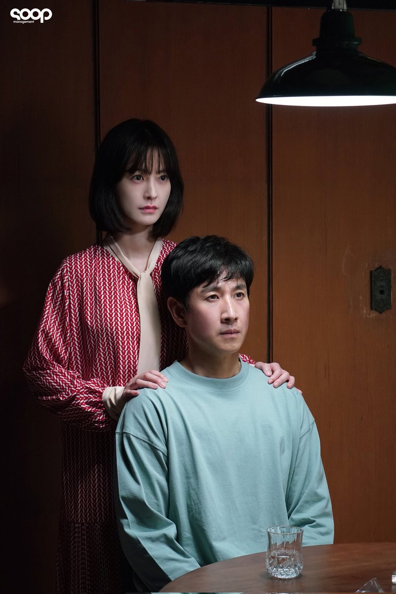 _piccan's tweet photo. 영화 <잠> 포스터 촬영 비하인드 📷

현수 사진도 올려준 숲블리 감삼다🙇🏻‍♀️

매니지먼트 숲 포스트 보러가기😴
👉🏻 https://t.co/CWnqVZw9Fi

#이선균 #leesunkyun
#정유미 #영화 #잠 #sleep
#유재선감독 #9월6일개봉 #많관부 https://t.co/WK9Tm0O9vx