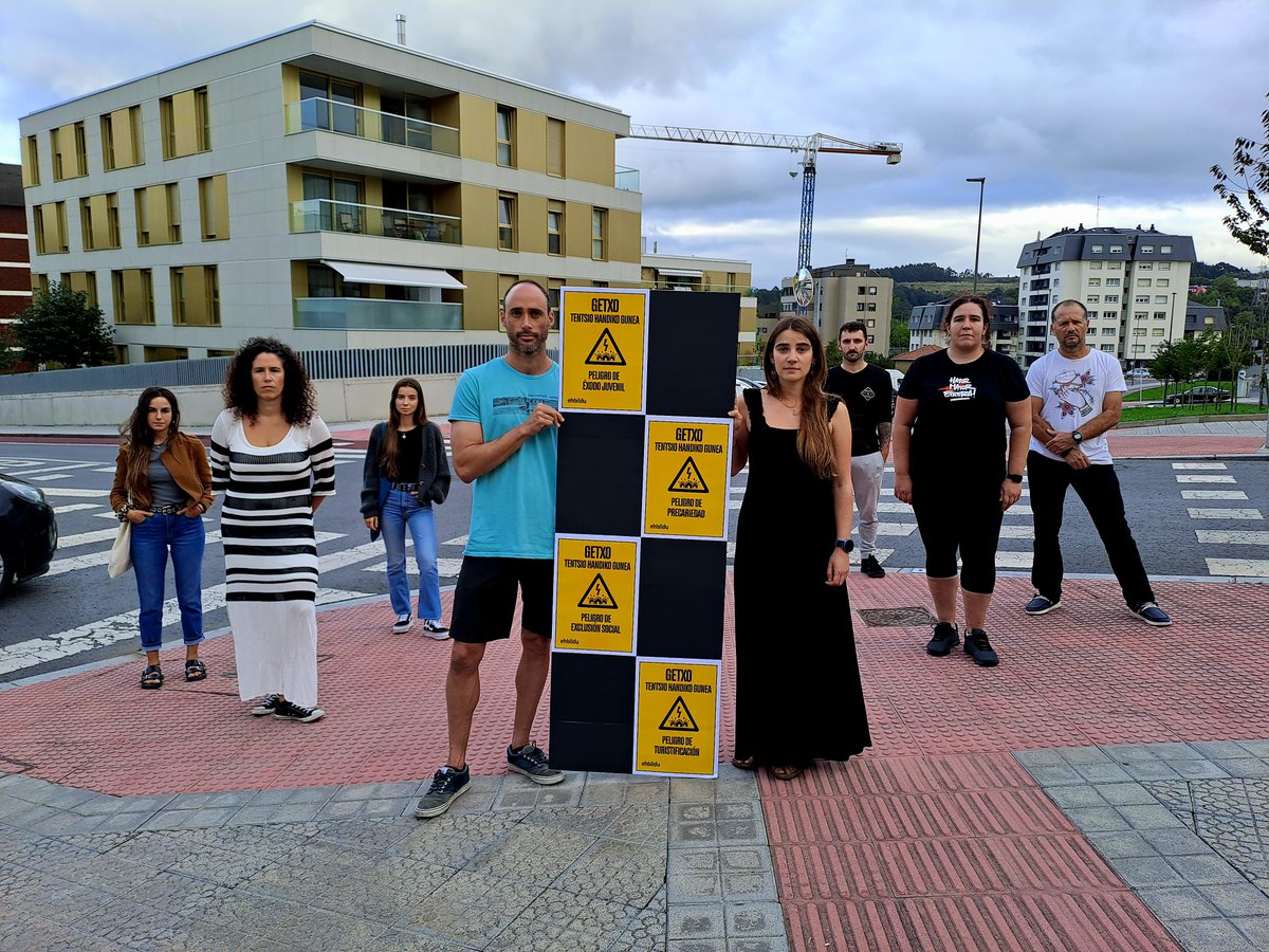 GetxokoEHBildu's tweet photo. ⚠️ Getxo, tentsio handiko gunea!

En el pleno de septiembre presentaremos una moción solicitando un estudio para la inclusión de Getxo como "zona tensionada" y dar los primeros pasos para limitar el precio de los alquileres de viviendas.

Info 👉 https://t.co/2IKf3Cx5vZ https://t.co/D5fDJElJ14