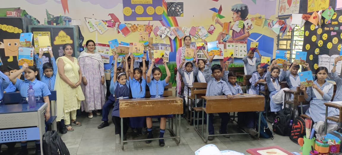 DIETPitampura's tweet photo. #volunteer Ms.Jyoti distributed Note Books and Contingency to 60 STC Students at SKV KAMDEHNU,D-BLOCK,MANGOLPURI(1412025)
HoS- Ms.Anuradha 
VI:-Ms.Madhur Rawat
CRCC- Ms.Jyoti
@Pardeep76966352 @BaliRam14150546 @drmanishadiet @VidyanjaliDelhi @EduMinOfIndia https://t.co/Ij1Rx0Z0Ll
