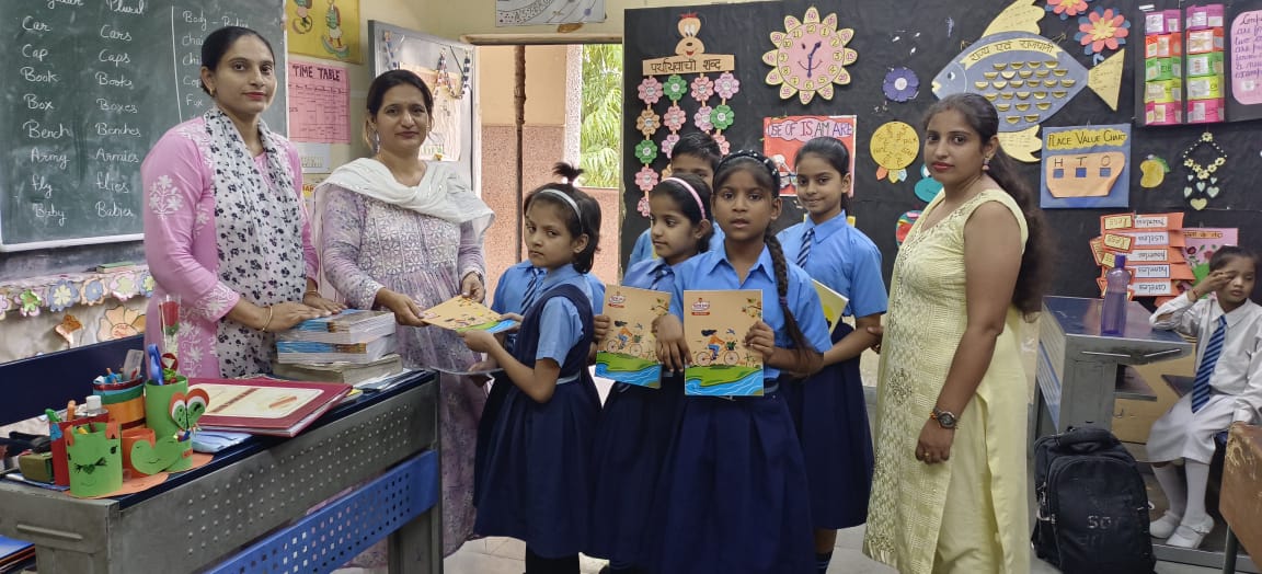 DIETPitampura's tweet photo. #volunteer Ms.Jyoti distributed Note Books and Contingency to 60 STC Students at SKV KAMDEHNU,D-BLOCK,MANGOLPURI(1412025)
HoS- Ms.Anuradha 
VI:-Ms.Madhur Rawat
CRCC- Ms.Jyoti
@Pardeep76966352 @BaliRam14150546 @drmanishadiet @VidyanjaliDelhi @EduMinOfIndia https://t.co/Ij1Rx0Z0Ll