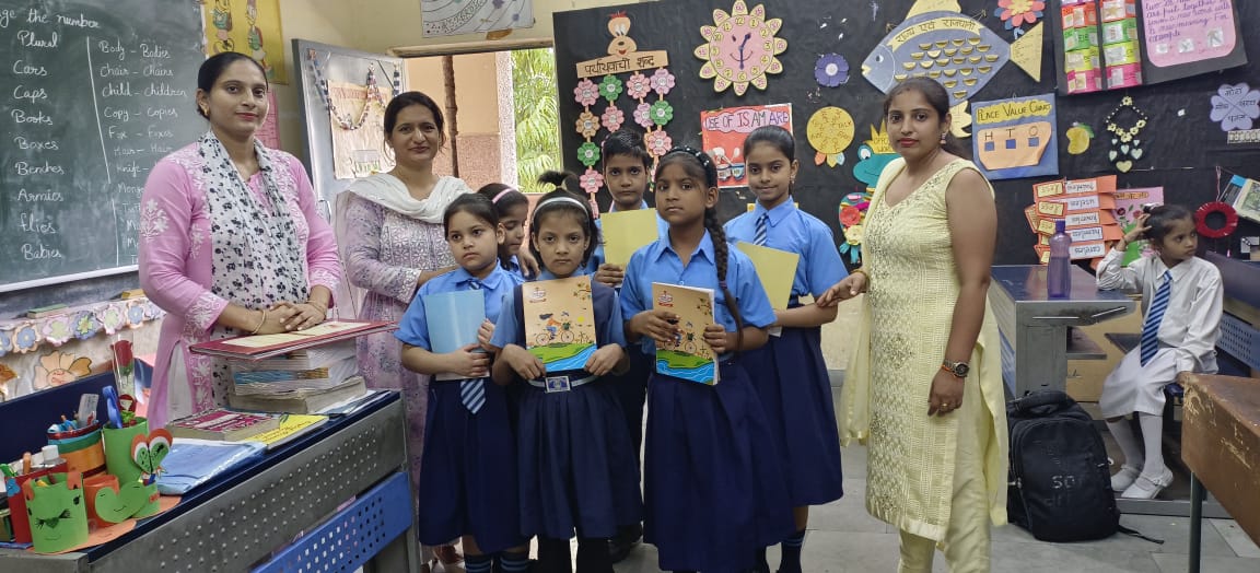DIETPitampura's tweet photo. #volunteer Ms.Jyoti distributed Note Books and Contingency to 60 STC Students at SKV KAMDEHNU,D-BLOCK,MANGOLPURI(1412025)
HoS- Ms.Anuradha 
VI:-Ms.Madhur Rawat
CRCC- Ms.Jyoti
@Pardeep76966352 @BaliRam14150546 @drmanishadiet @VidyanjaliDelhi @EduMinOfIndia https://t.co/Ij1Rx0Z0Ll