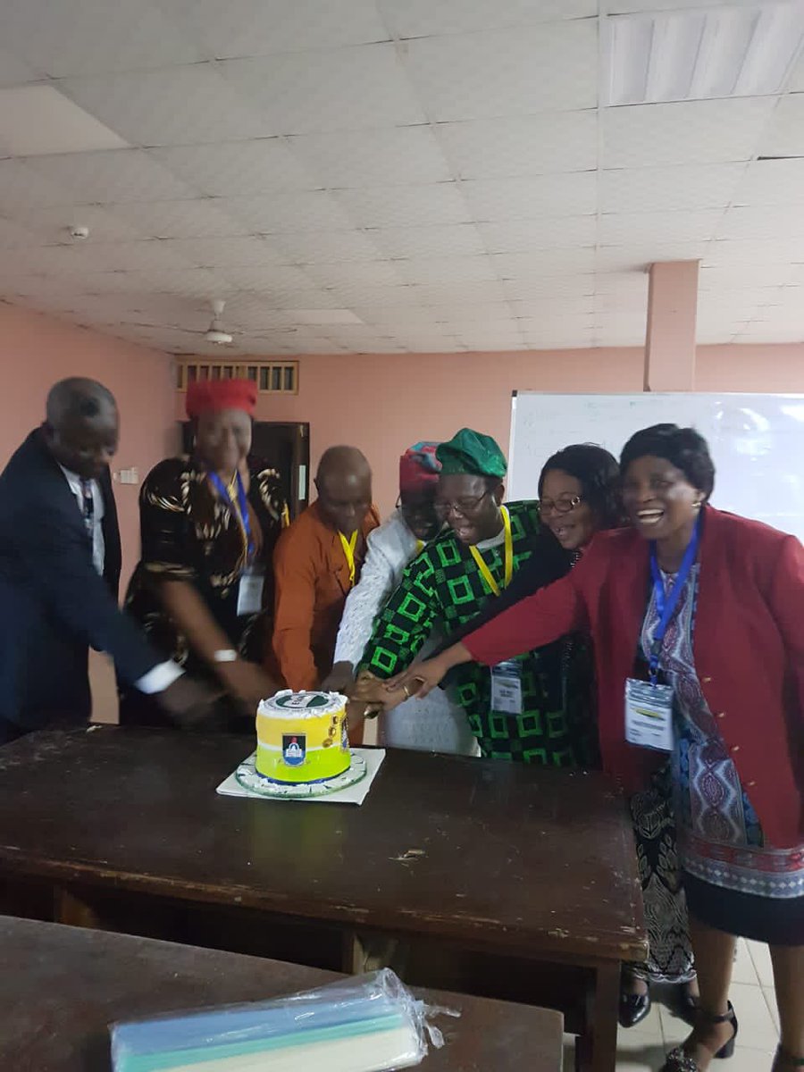 esan2022's tweet photo. Cutting of the conference cake. Beautiful sight. https://t.co/eDw5cG3Krp