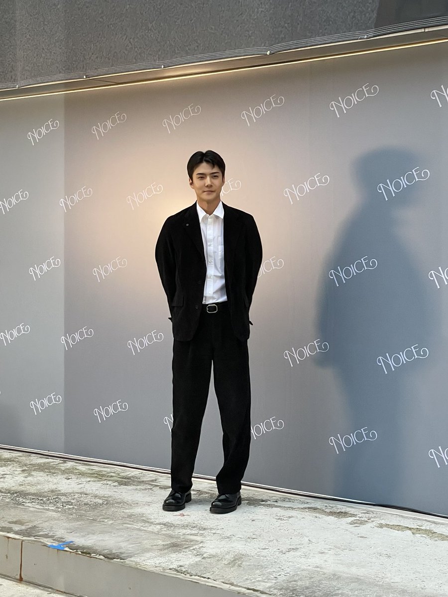 OhSehunGlobal's tweet photo. What do you think of Sehun’s outfit today? 😍 

세훈 노이스
SEHUN AT NOICE POP-UP
#SEHUNxNOICE
 https://t.co/FuM5eFmwIz