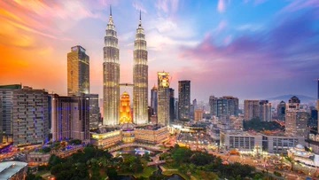 profitfounder's tweet photo. Envie de tout plaquer et de poser les valises Malaisie 🇲🇾 

540€/mois l’appart dans une résidence avec piscine et salle de sport 🤯

📍Kuala Lumpur, Malaisie   E https://t.co/R9XWfphKRD