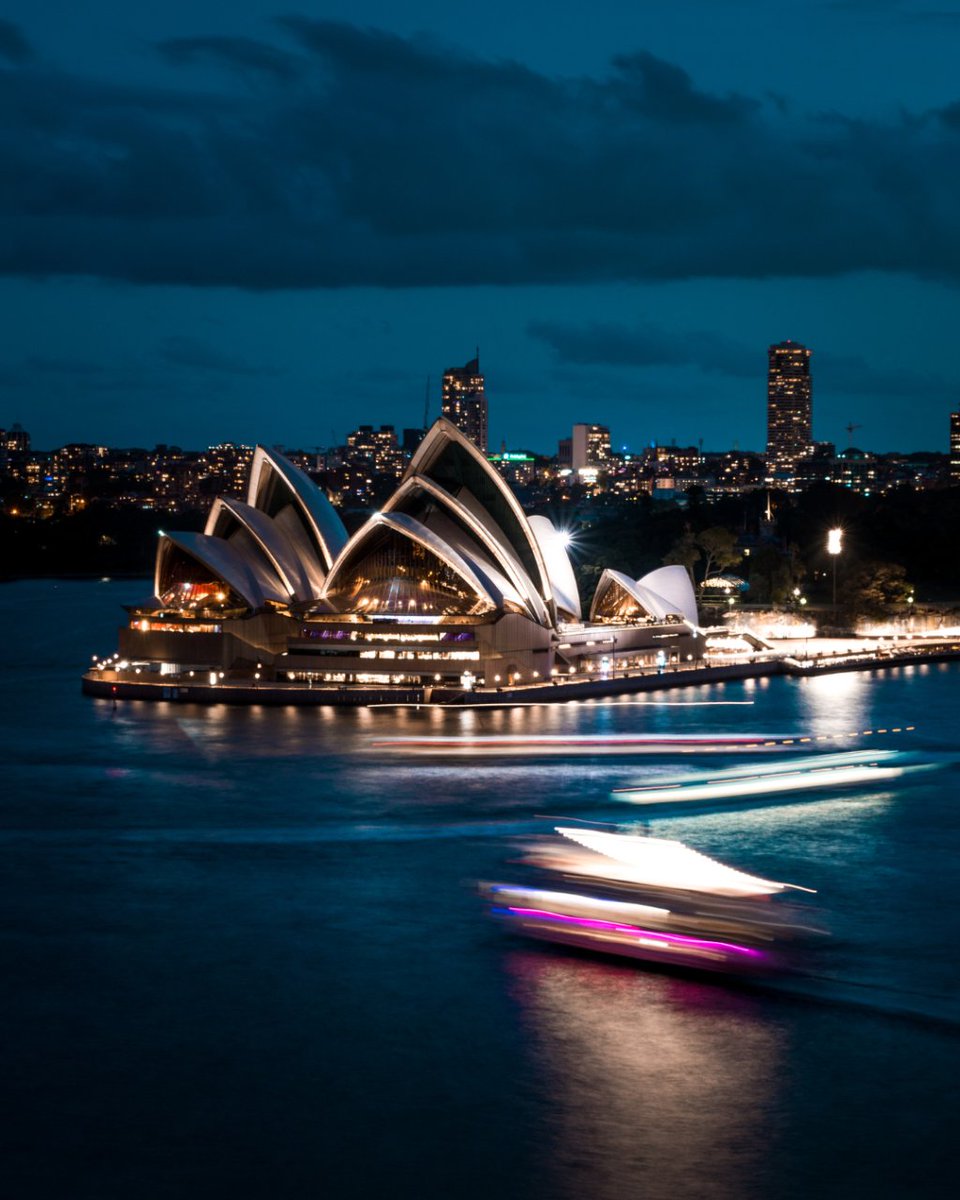civitatis_fr's tweet photo. La silhouette de l'Opéra de Sydney qui se profile au loin, des plages de sable doré qui s'étendent à perte de vue, et une atmosphère décontractée... 🏖️🏄 Chaque coucher de soleil ici est une œuvre d'art en plein air. 🌅 https://t.co/cQGaOfkCGy