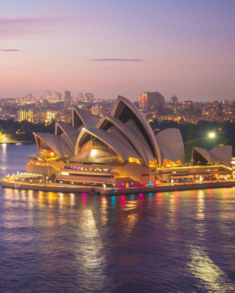 civitatis_fr's tweet photo. La silhouette de l'Opéra de Sydney qui se profile au loin, des plages de sable doré qui s'étendent à perte de vue, et une atmosphère décontractée... 🏖️🏄 Chaque coucher de soleil ici est une œuvre d'art en plein air. 🌅 https://t.co/cQGaOfkCGy