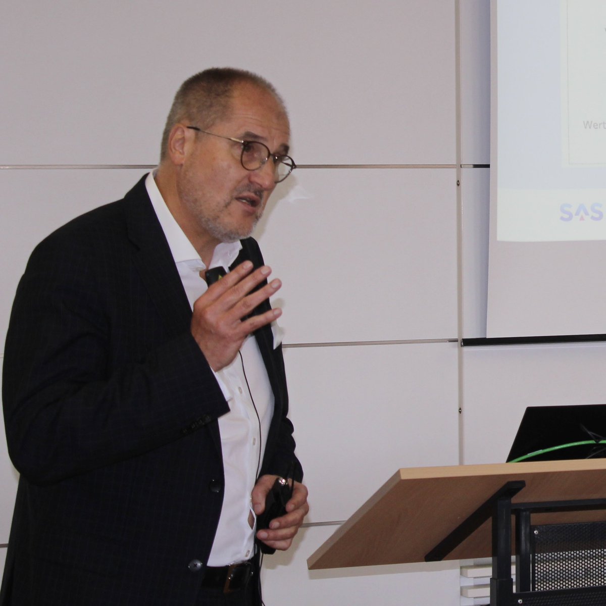 Große #Lausitz|runde: Beim heutigen Treffen in #Hoyerswerda durfte auch die #SAS zu Gast sein. Geschäftsführer Jörg Mühlberg referierte über den Industriepark #SchwarzePumpe und dessen zentrale Bedeutung in Sachen #Strukturwandel und #Energiewende.