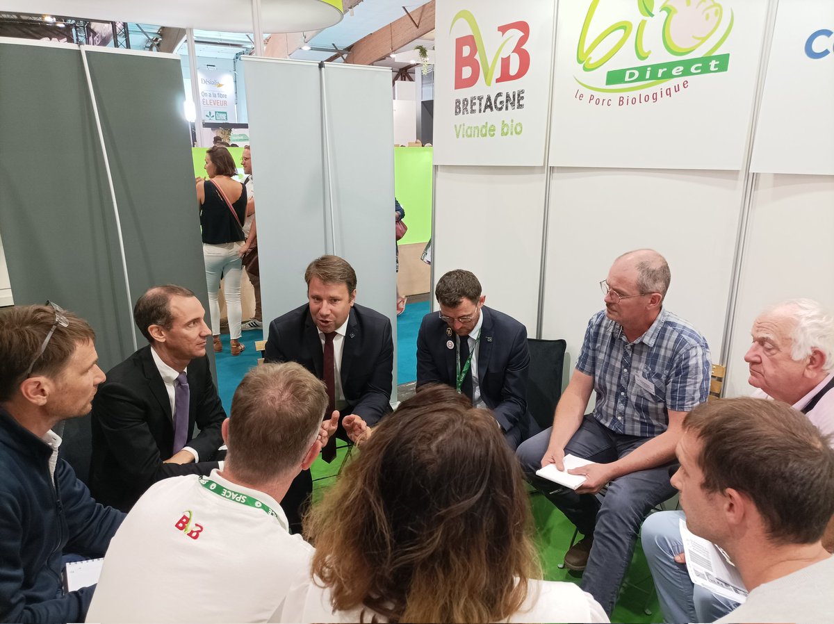 [#SPACE2023] 🌱🐮 Rencontre des groupements <a href="/BiolaitOP/">Biolait</a>, BVB, BIODIRECT avec le président de la région <a href="/LoigCG/">Loïg Chesnais-Girard</a> et Arnaud Lécuyer, vice-président à l'agriculture, sur le pavillon Bio Grand Ouest.

#agriculture #elevage #AB #Bio #RegionBretagne #Bretagne #Rennes