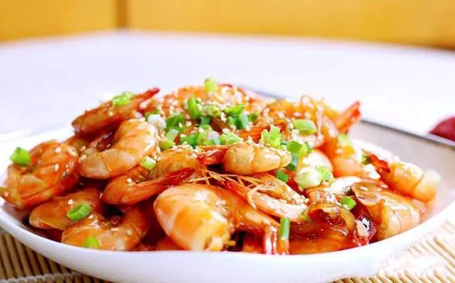 #传承工匠精神定格鲁菜记忆 #老城老味 红烧大虾是山东鲁菜中的一道名菜，也是一道实实在在的“硬菜”。山东临海，当地盛产海鲜，选用自产的大虾将其红烧油炸出来，颜色鲜亮，虾肉鲜嫩，营养好吃，尤其适合老人和孩子食用。