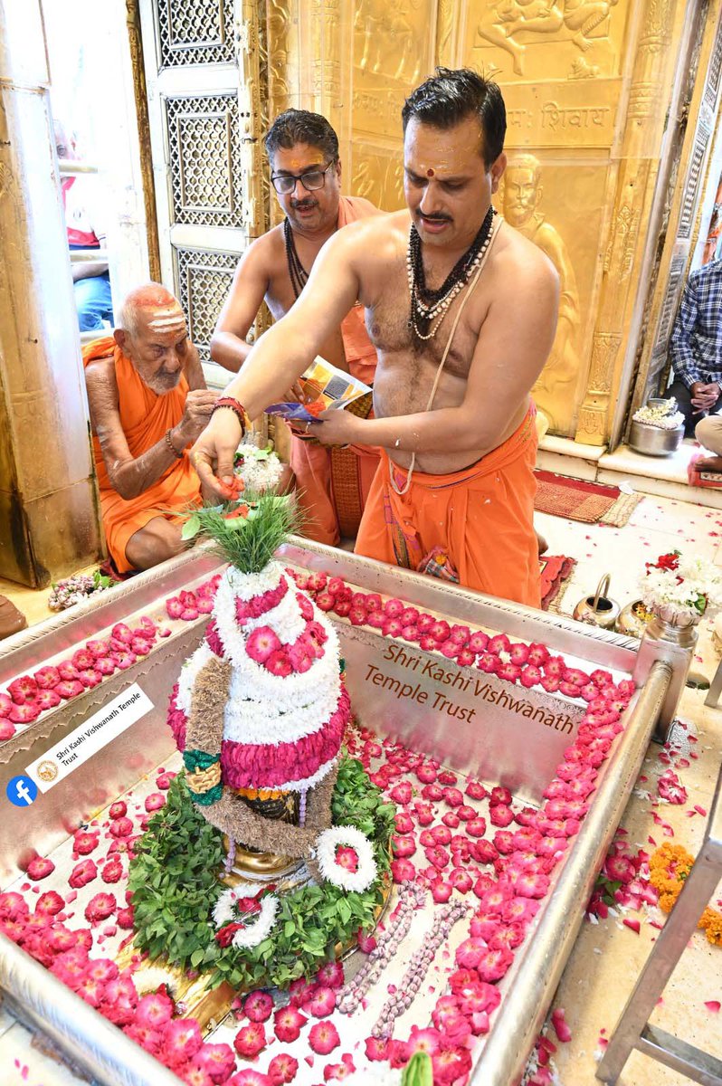 आज दिनाँक 14-09-2023 को श्री काशी विश्वनाथ मंदिर में मध्याह्न (दोपहर) भोग आरती के भव्य दर्शन।

#ShriKashiVishwanath #Shiv #Mahadev #Baba #Temple #Darshan #Blessings #BhogAarti #Varanasi #Aarti #Kashi #Jyotirlinga #VishwanathDham