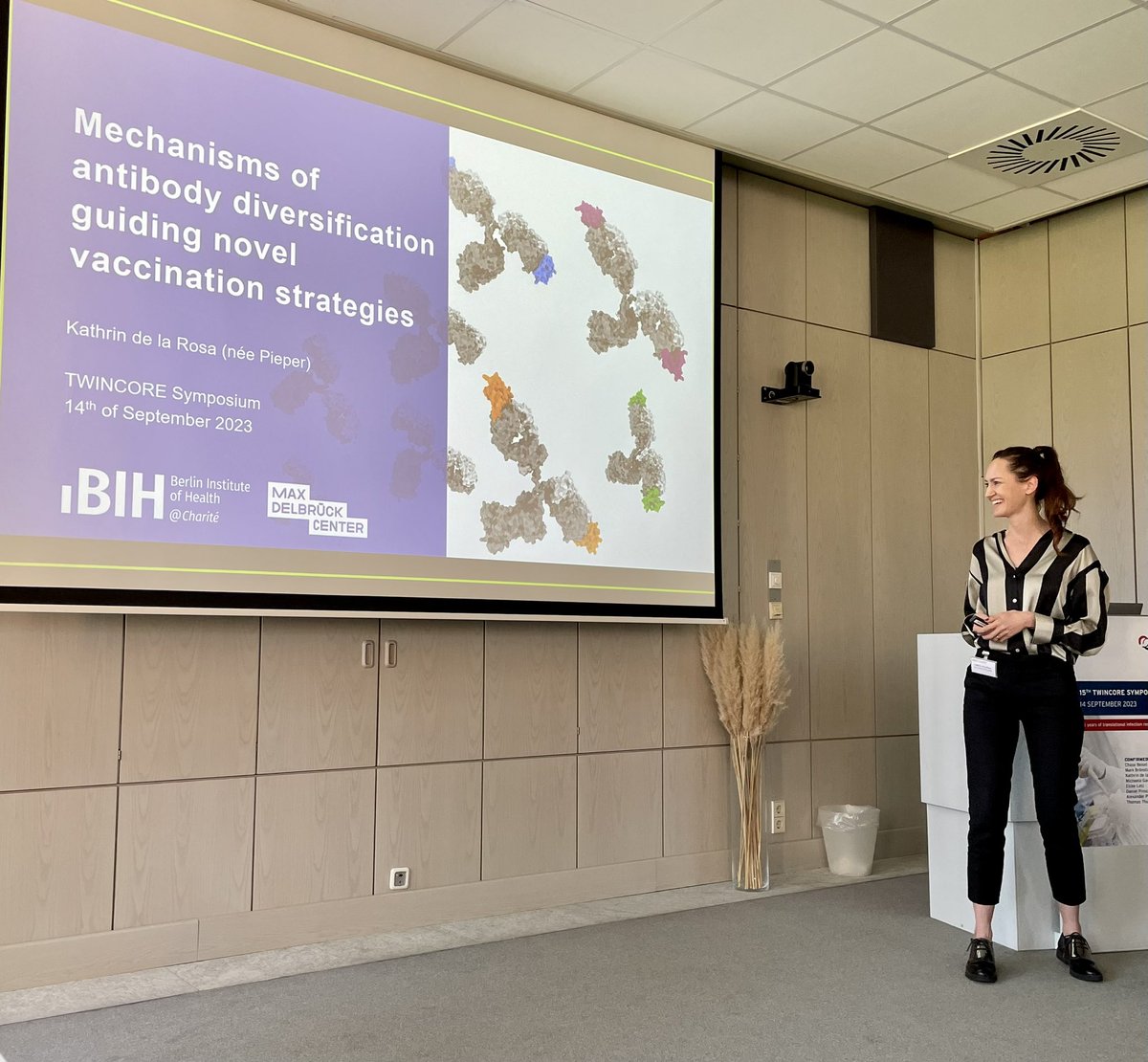 Olivia Luise Gern (@olivialuisegern) on Twitter photo Kathrin de la Rosa from <a href="/MDC_Berlin/">Max Delbrück Center</a> and @berlinnovation shows impressive data about diversity of antibodies in responses to Covid-19 and malaria #TC_Symp23 #SARSCoV2 #Plasmodium <a href="/TWINCOREtweets/">TWINCORE (inaktiv)</a> Kathrin de la Rosa from <a href="/MDC_Berlin/">Max Delbrück Center</a> and @berlinnovation shows impressive data about diversity of antibodies in responses to Covid-19 and malaria #TC_Symp23 #SARSCoV2 #Plasmodium <a href="/TWINCOREtweets/">TWINCORE (inaktiv)</a>