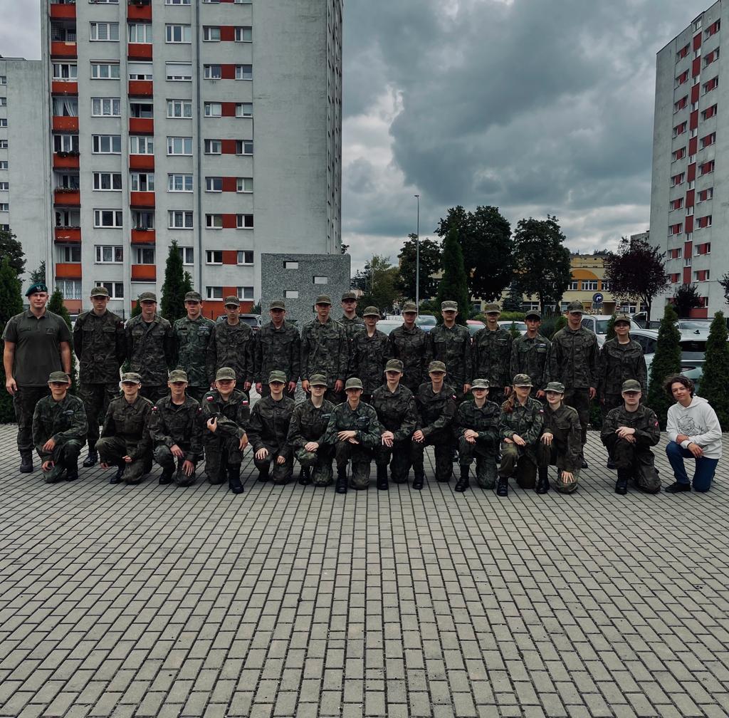 WCRTorun's tweet photo. 📢 Dziś spotkaliśmy z uczniami nowej klasy #OPW w VI LO w #Toruń❗ 
Celem spotkania było przekazanie informacji uczniom na temat:
◼#SDZSW
◼#DZSW
◼#StudiaWojskowe
◼#LegiaAkademicka
◼#WOT
◼Korzyści płynących z uczestnictwa w klasie objętej programem #OPW
◼#TrenujzWojskiem https://t.co/gOuk9SAUc4