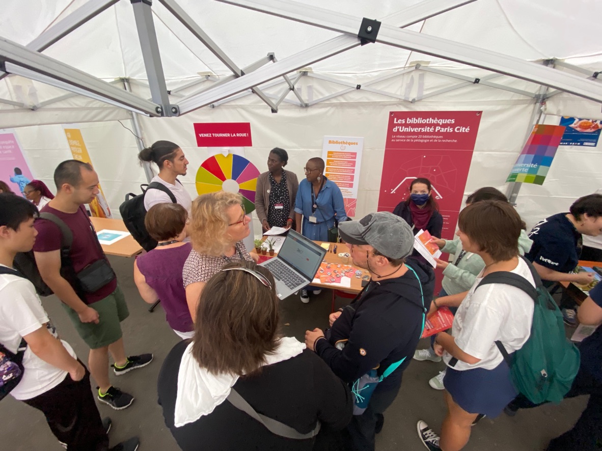 UPCite_Bib's tweet image. Les #JAVA2023, c'est parti ! 📍
Au campus des Grands Moulins d'@univ_paris_cite, venez nous rencontrer et tourner la roue pour tenter de remporter des cadeaux ! 🎁 #JeudiPhoto