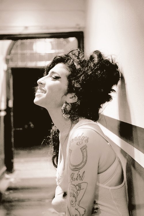 Amy Winehouse, #BOTD 
born on this day in 1983, photographed here by music scene photographer Jill Furmanovsky in 2006 #WomensArt