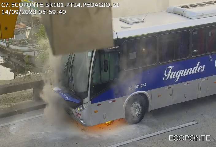 Uma faixa interditada na @_ecoponte sentido Rio, devido a incêndio em ônibus 
<a href="/LeiSecaRJ/">Lei Seca RJ</a>
