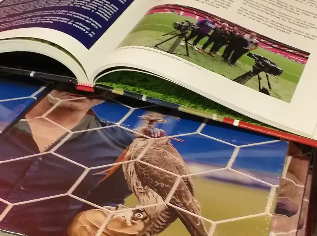Ayer tuve el honor de estar en la presentación del libro "Los sueños del aire" invitado por sus autores, David Calvo y Jorge Castaño, nada menos que en el Wanda Metropolitano, Atlético de Madrid.
Jorge es el halconero del <a href="/Atleti/">Atlético de Madrid</a>, lleva veinte años haciéndolo.
<a href="/davidcalvofilms/">Davidcalvofilms</a>