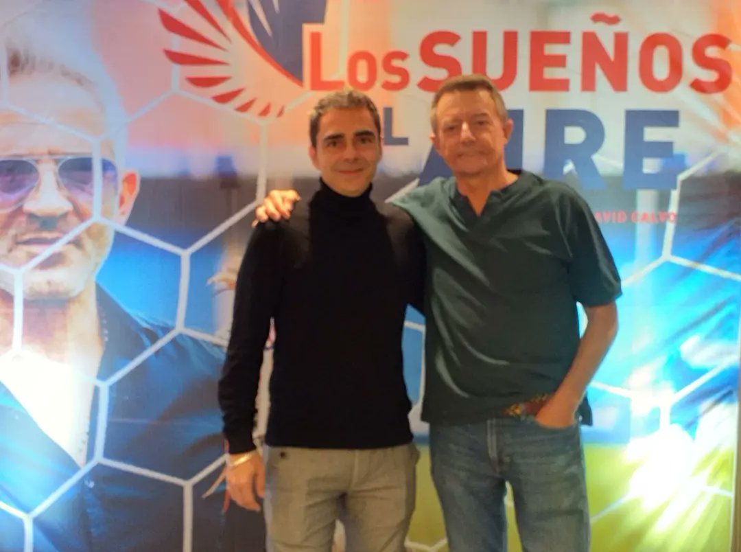 Norberto_R_Lima's tweet photo. Ayer tuve el honor de estar en la presentación del libro "Los sueños del aire" invitado por sus autores, David Calvo y Jorge Castaño, nada menos que en el Wanda Metropolitano, Atlético de Madrid.
Jorge es el halconero del @Atleti, lleva veinte años haciéndolo.
@davidcalvofilms https://t.co/8WhABulPVt