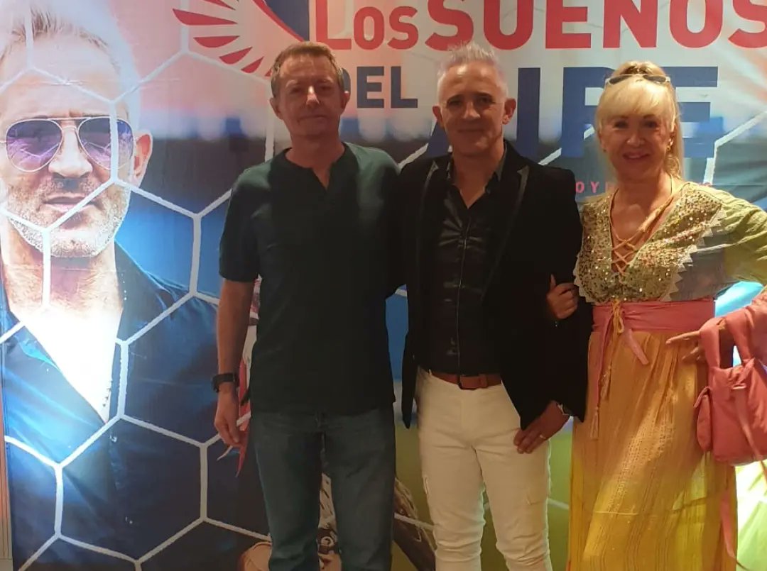 Y encima con la sorpresa de que ¡salgo en el libro! 
Yo me hice del Betis porque  cuando jugaba al fútbol lo hacía de verdiblanco y el inglés me llamaba Cardeñosa.
Ahora que salgo en un libro totalmente atlético, voy a comprarme una camiseta rojiblanca. David, Jorge, gracias.