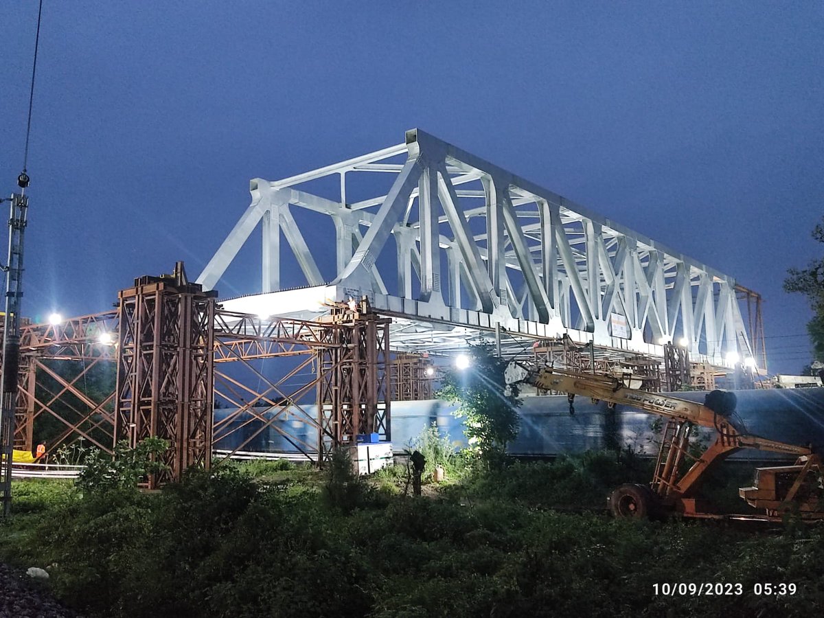 Maharail_Corp's tweet photo. Pulling of 76m Open Web Girder completed successfully at LC 43/143A (One of the Longest Structural Bridge of in Maharashtra) on @SECR and @Central_Railway Nagpur division in Chandrapur City.
#MRIDC is committed to make state #Railway Phatak Free
#infrastructure #SafetyFirst https://t.co/H1tqwgIlTJ