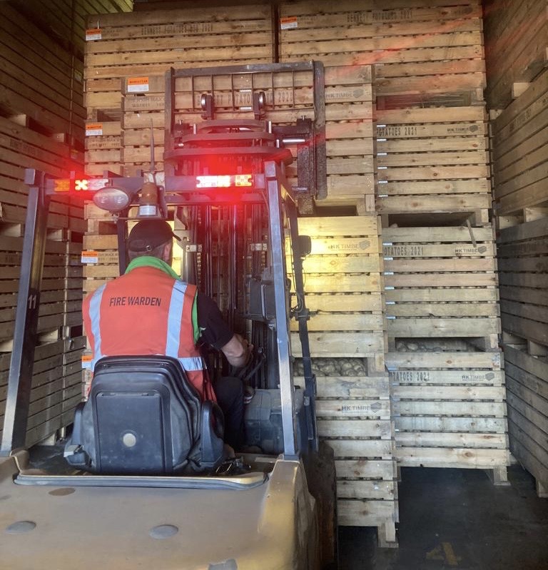 BennettPotatoes's tweet image. 🥔🚜 We are now busy on site loading the cold stores.❄️The potatoes are brought down in temperature to keep in storage until they are needed later in the season.This is our first store completed with many more to load.👍🏻