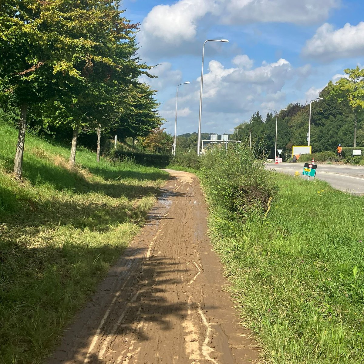 WIS_Limburg's tweet photo. Even vaart minderden door modder op het fietspad naast de #N278 bij Nijswiller ri. Lemiers. Niet echt veilig natuurlijk. Daarom is een veegwagen onderweg om het fietspad weer schoon te vegen.🚴🏼🚳^Wis Pascal @limburg https://t.co/tsUc6BwYXj